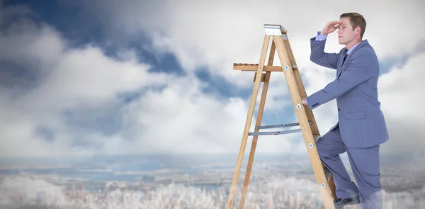 Affärsman som tittar bort medan klättra på stege — Stockfoto