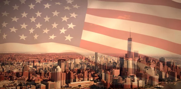शहर में विश्व व्यापार केंद्र के खिलाफ अमेरिकी ध्वज — स्टॉक फ़ोटो, इमेज