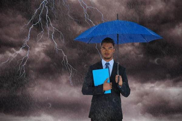 Podnikatel, drží modrý deštník a souboru — Stock fotografie