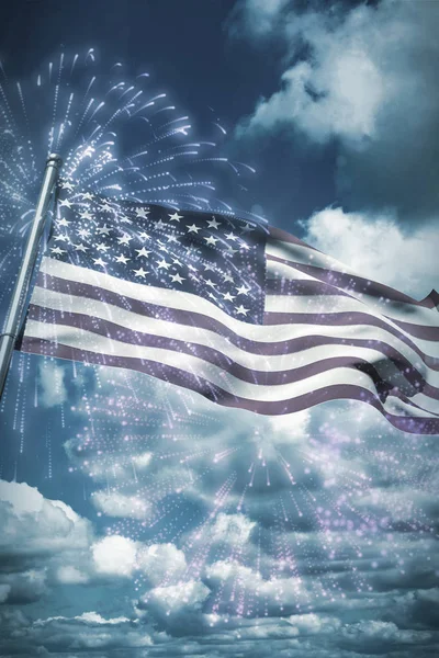 Lucht en de wolken tegen de Amerikaanse vlag — Stockfoto