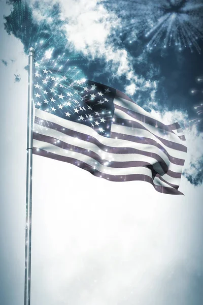 Himmel und Wolken gegen amerikanische Flagge — Stockfoto