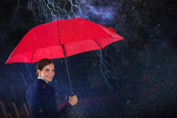Empresaria sosteniendo paraguas rojo —  Fotos de Stock