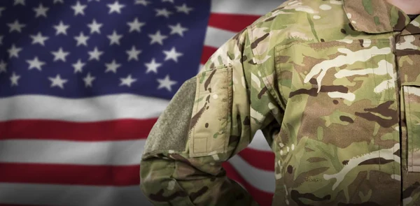 Soldado militar contra bandera americana — Foto de Stock