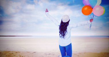 kaygısız kadın holding renkli balonlar