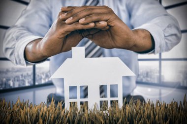 Beyaz evin içinde belgili tanımlık geçmiş bir adam tarafından korunan birçok parçalardan oluşan imge