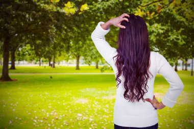 karışık saç elinde kadınla 