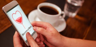 Akıllı telefon tutan adam.