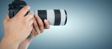 dijital kamera tutarak fotoğrafçı kırpılmış eller