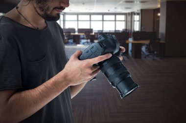 Genç fotoğrafçı dijital kamera kullanım birçok parçalardan oluşan imge 