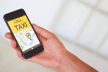 Kadın eli siyah akıllı telefonu tutuyor.