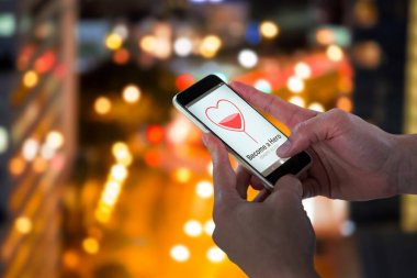 adam akıllı telefon tutarak Close-Up