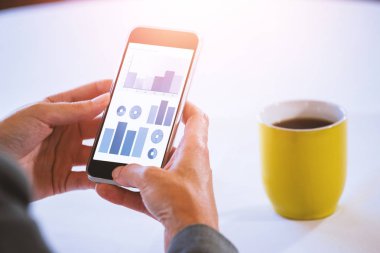 masada cep telefonu kullanan kadın