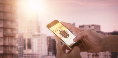 Akıllı telefon tutan adam.