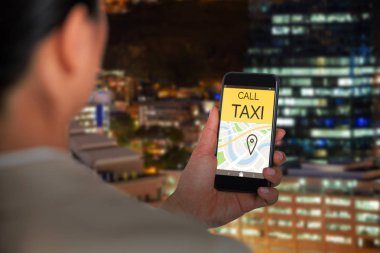 Cep telefonu kullanan iş kadını