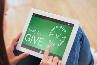 teen katta oturan bir tablet PC'yi kullanma