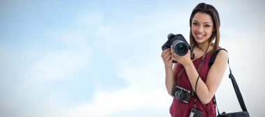Dijital kamera tutan kadın
