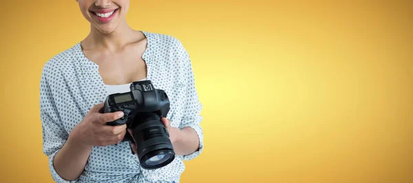 Νεαρή γυναίκα εκμετάλλευση ψηφιακή φωτογραφική μηχανή — Φωτογραφία Αρχείου