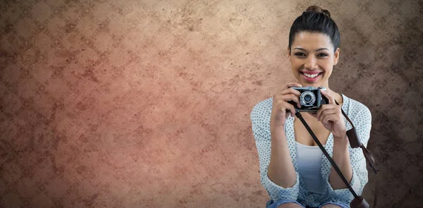 Happy young woman holding camera — Stock Photo, Image