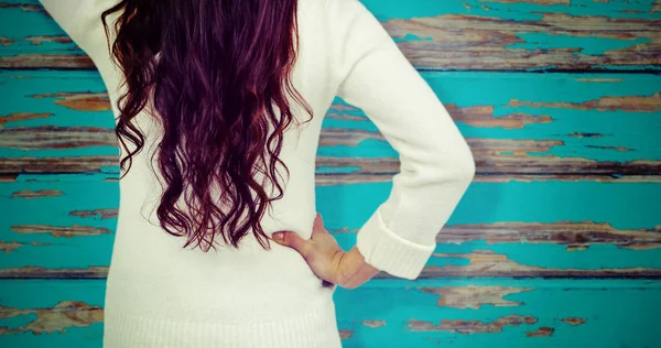 Mujer confundida con la mano en el pelo — Foto de Stock