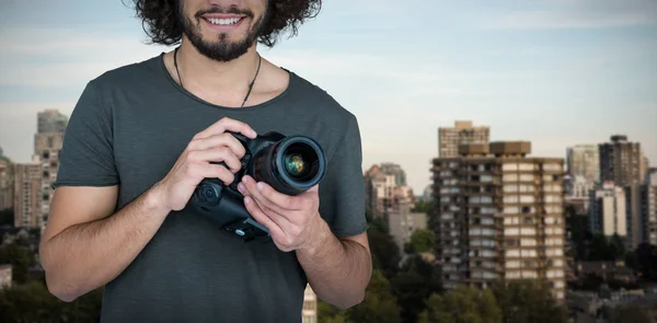 Hombre fotógrafo celebración de cámara — Foto de Stock