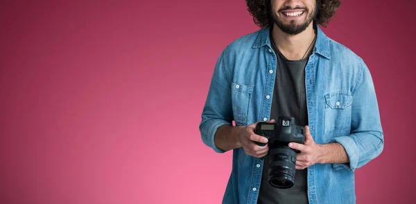 Χαμογελώντας αρσενικό φωτογράφος με κάμερα — Φωτογραφία Αρχείου