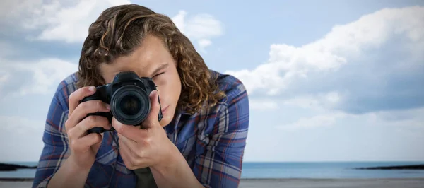 Fotógrafo fotografando através de câmera digital — Fotografia de Stock