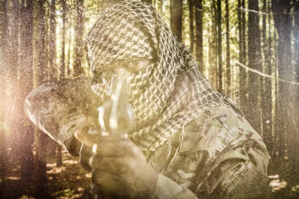 Overdekte soldaat gezicht gericht met geweer — Stockfoto