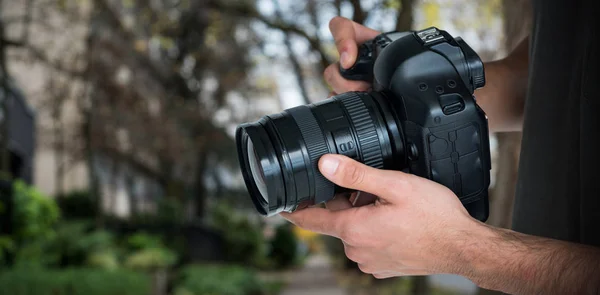 Kompositbild des mittleren Abschnitts eines männlichen Fotografen mit Kamera — Stockfoto