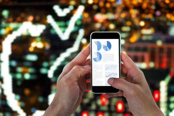 Hombre sosteniendo el teléfono inteligente — Foto de Stock