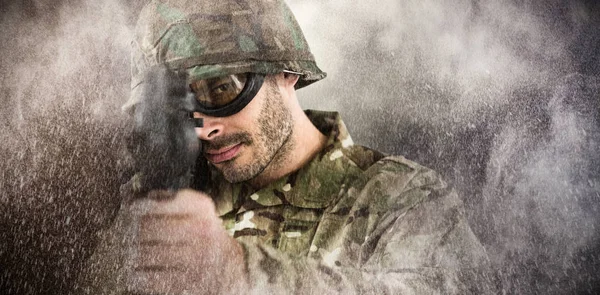 Portret van soldaat met geweer gericht — Stockfoto