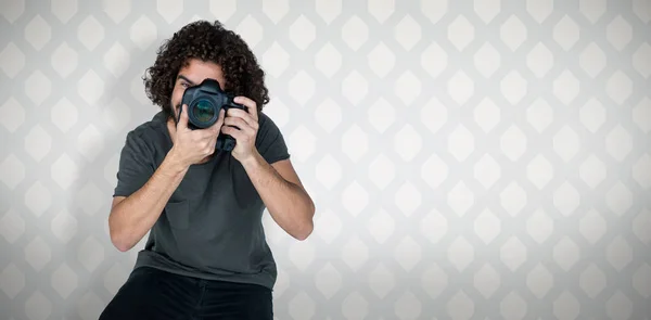 Fotografo maschio che scatta foto — Foto Stock