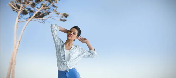 Hermosa joven mujer de pie — Foto de Stock