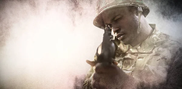 Close up van soldaat met geweer gericht — Stockfoto