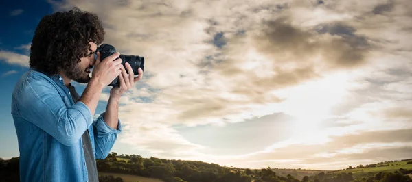 Fotógrafo tomando fotos con cámara digital —  Fotos de Stock