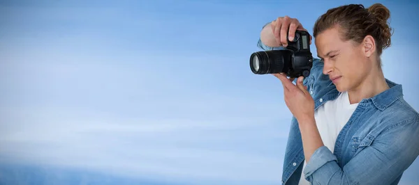 Fotógrafo fotografando através de câmera digital — Fotografia de Stock