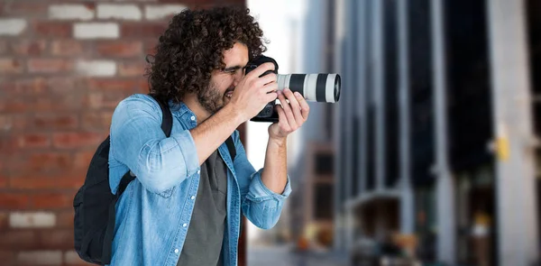 Fotógrafo masculino tomando fotos —  Fotos de Stock