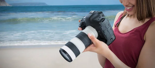 Γυναίκα φωτογράφος βλέπουν ψηφιακή φωτογραφική μηχανή — Φωτογραφία Αρχείου