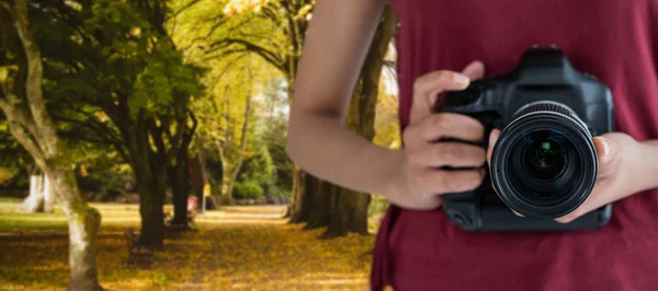 Γυναίκα κρατώντας ψηφιακή φωτογραφική μηχανή — Φωτογραφία Αρχείου