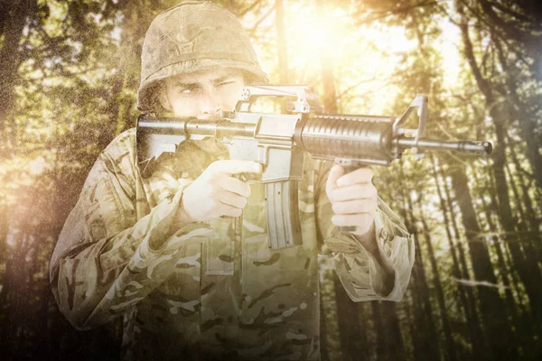 Soldado apuntando con rifle — Foto de Stock