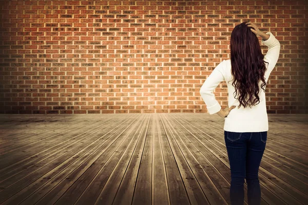 Vista trasera de morena con la mano en el pelo — Foto de Stock