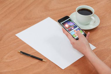 cep telefonu kullaranarak eller