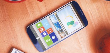 Ahşap masadaki akıllı telefon