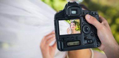 Bileşik görüntü kırpılmış el kamera tutarak fotoğrafçı 