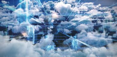 Pastoral cennet üzerinde parlak güneşin görünümünü