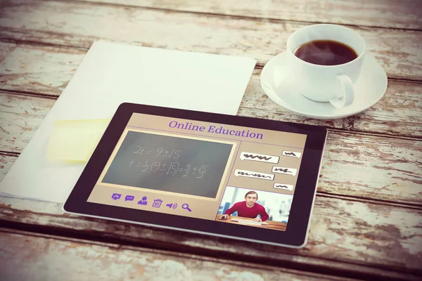 Program online terhadap overhead tablet di meja — Stok Foto