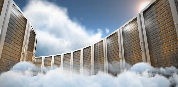 Server torn mot idyllisk utsikt över solen — Stockfoto