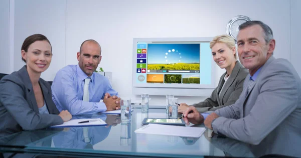Üzleti csapat nézett fehér képernyő — Stock Fotó