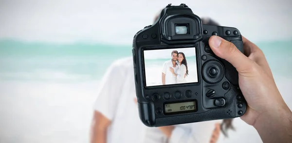 Fotografo che tiene la fotocamera con bella coppia sullo schermo — Foto Stock