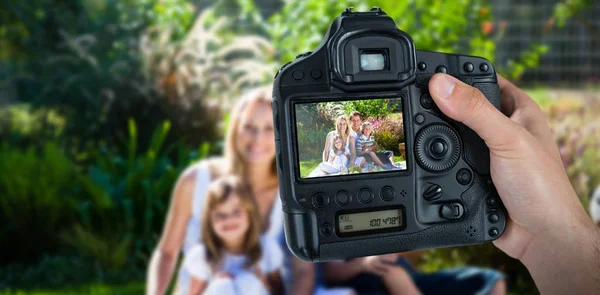 Cámara con familia feliz en la pantalla — Foto de Stock