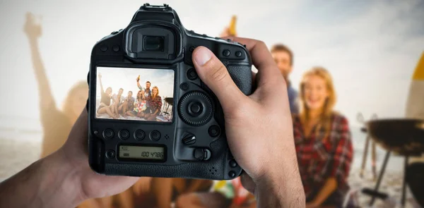 Fotografo che tiene la fotocamera con gli amici divertirsi e bere — Foto Stock